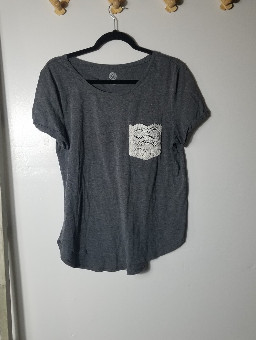 SO WOMEN'S GRAY TEE WITH WHITE LACE POCKET SIZE LARGE